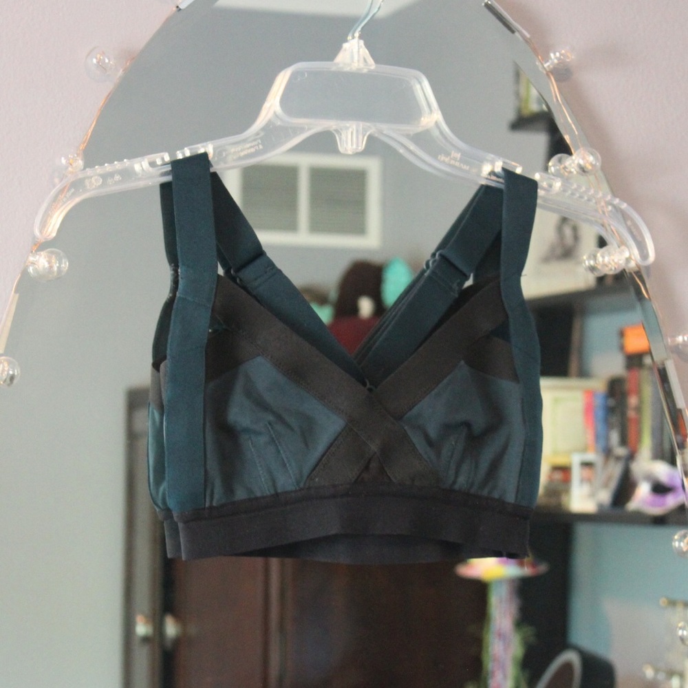 Aritzia sports bra